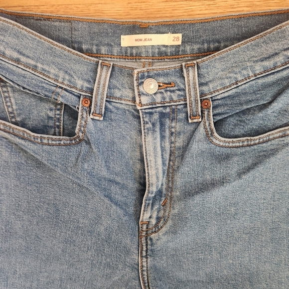 EUC Levi's Mom Jean, Size 28 - Picture 3 of 9